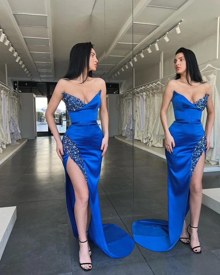Robe de bal sirène bleu roi à sequins, décolleté en cœur et fente