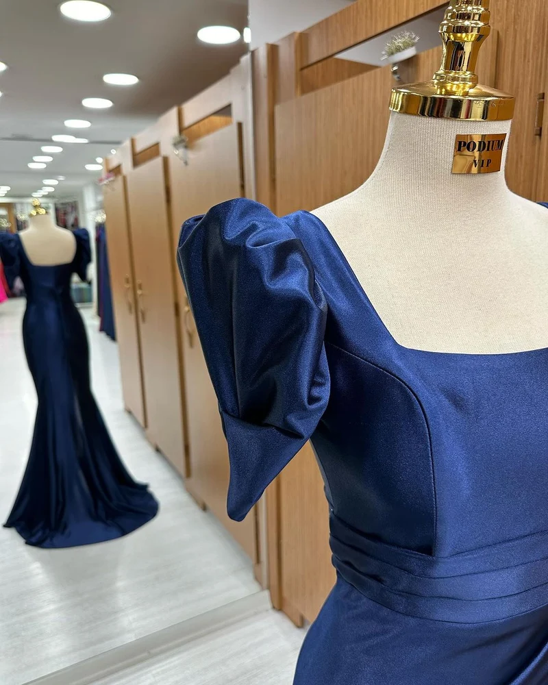 Robe de bal sirène bleu roi avec manches bouffantes et fente sur la cuisse