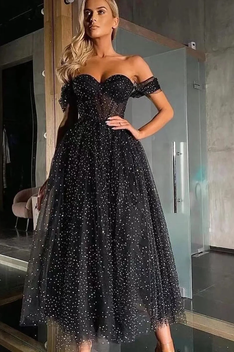 Robe de bal élégante noire en tulle à épaules dénudées et perles