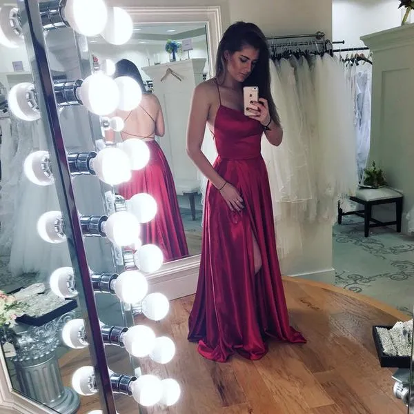 Robe de bal sirène élégante avec bretelles spaghetti et fente jusqu'aux cuisses