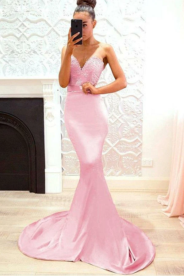 Robe de soirée sirène en dentelle rose blush, décolleté en cœur, élégante
