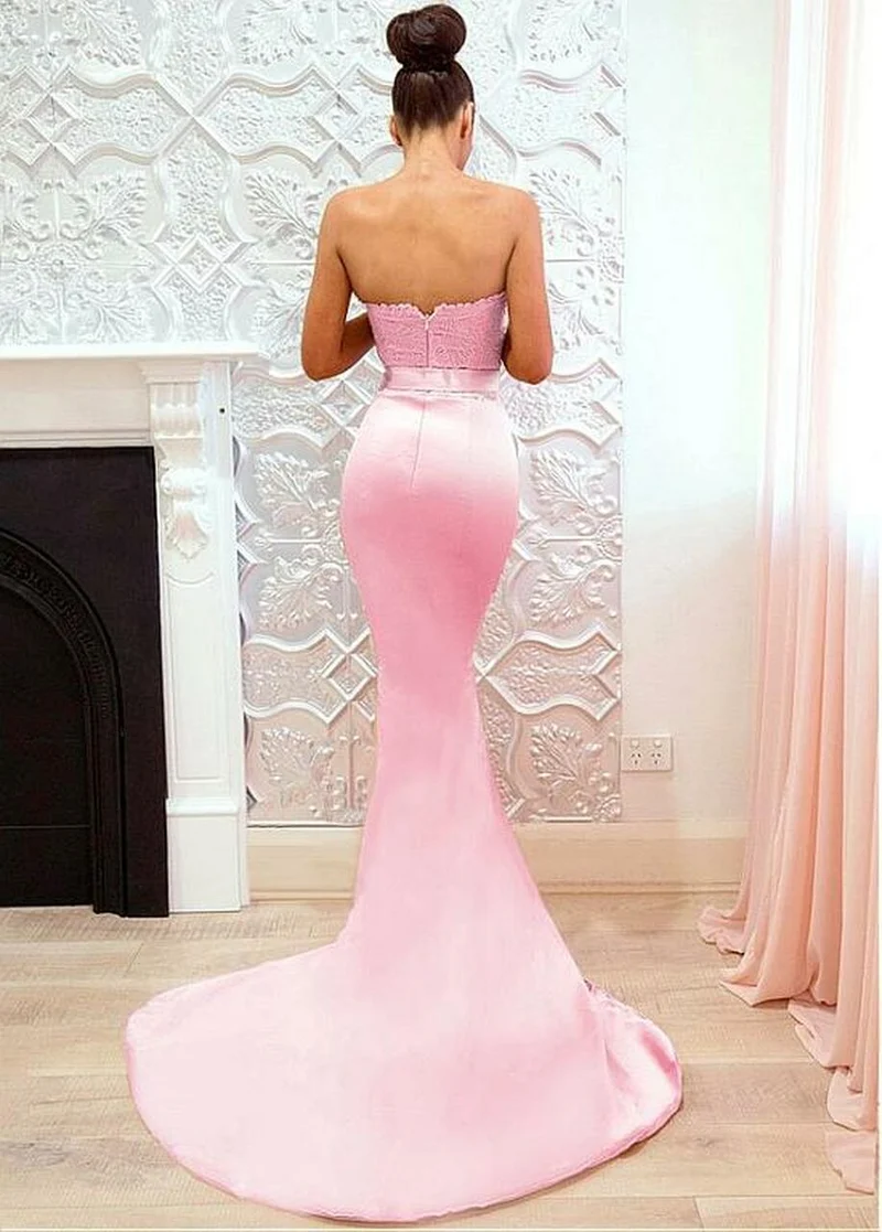 Robe de soirée sirène en dentelle rose blush, décolleté en cœur, élégante