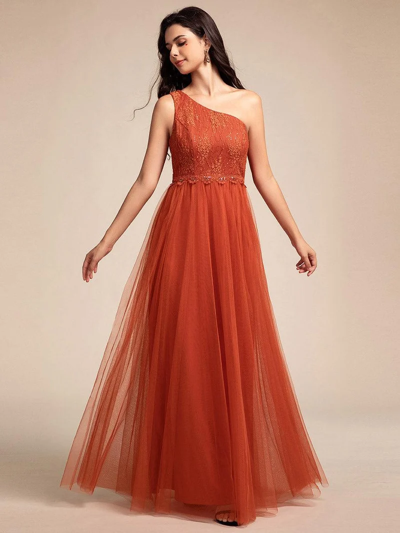 Robe de bal longue en tulle à une épaule avec corsage orné