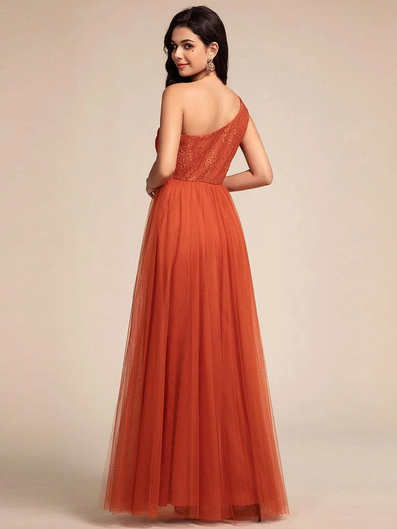 Robe de bal longue en tulle à une épaule avec corsage orné