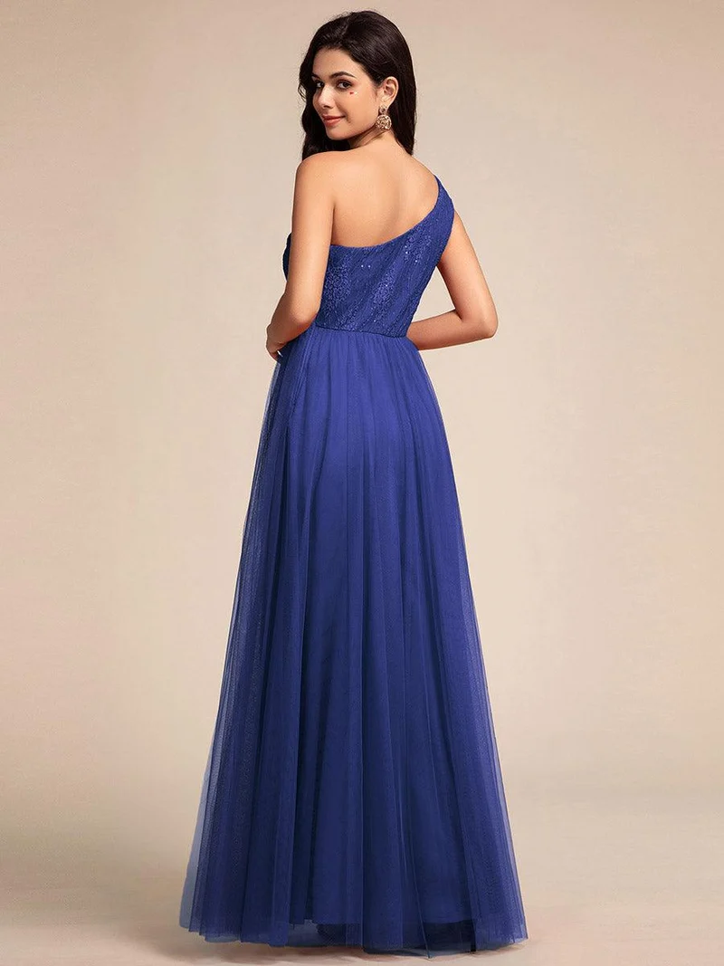 Robe de bal longue en tulle à une épaule avec corsage orné