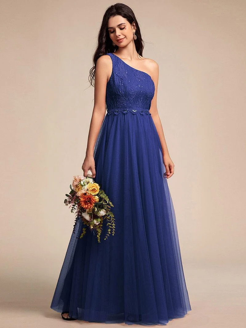 Robe de bal longue en tulle à une épaule avec corsage orné