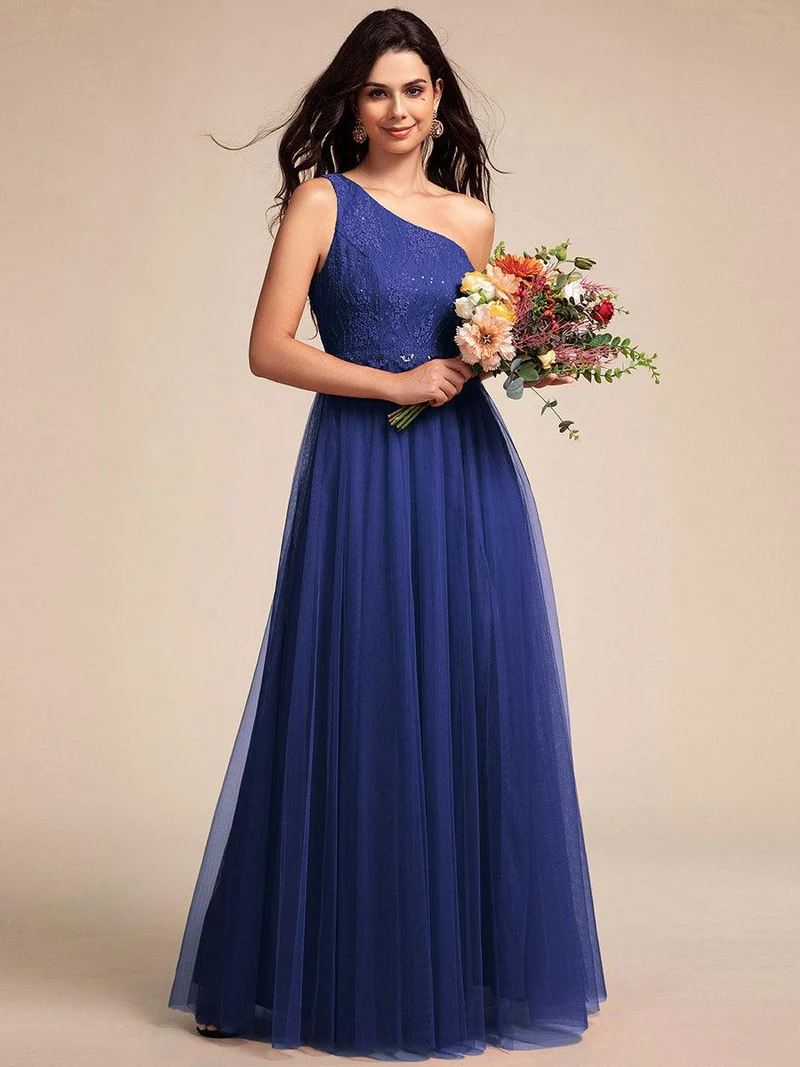 Robe de bal longue en tulle à une épaule avec corsage orné