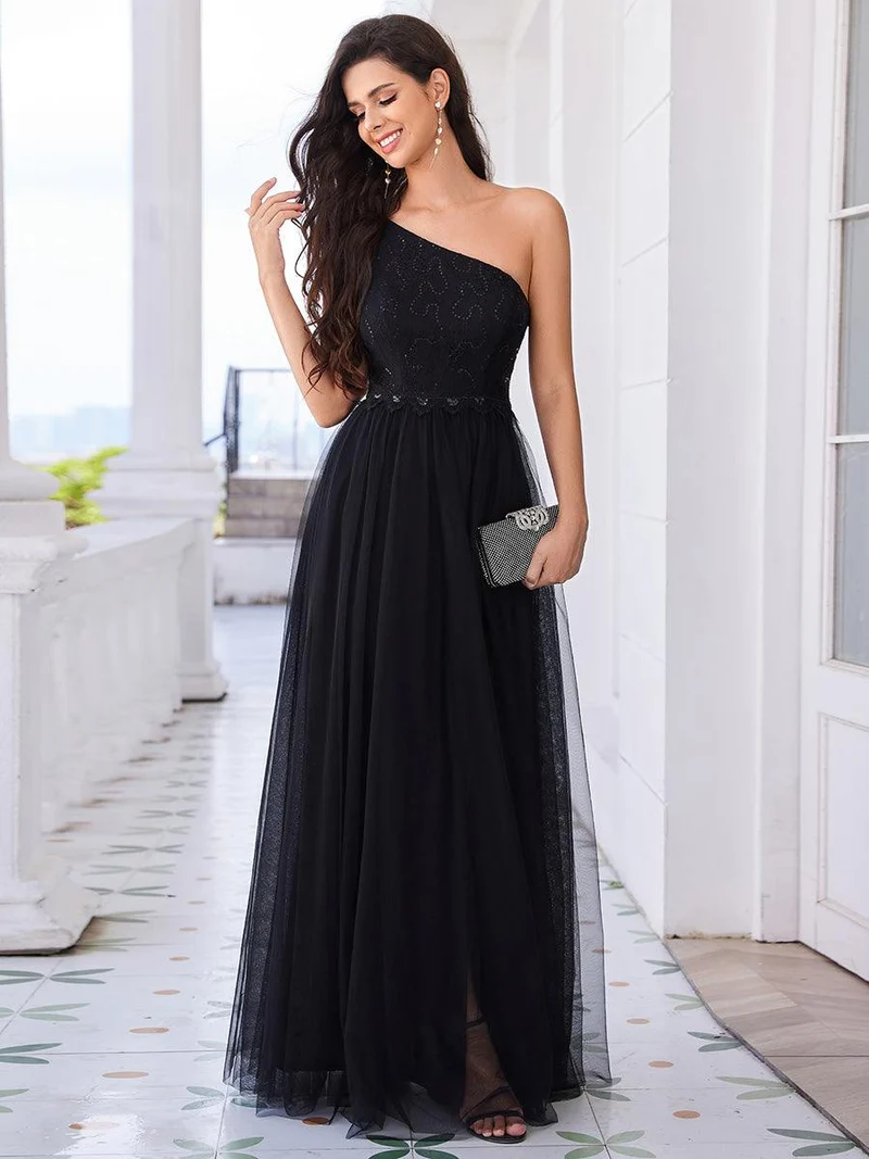 Robe de bal longue en tulle à une épaule avec corsage orné