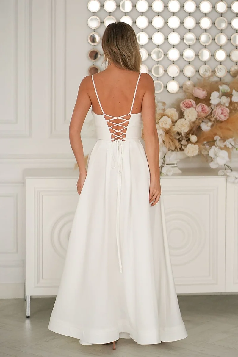 Robe blanche longue fendue à bretelles