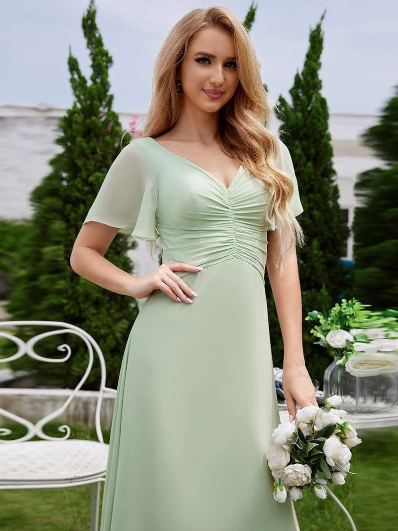 Robe de demoiselle d'honneur trapèze en mousseline à manches volantées avec plis à col en V