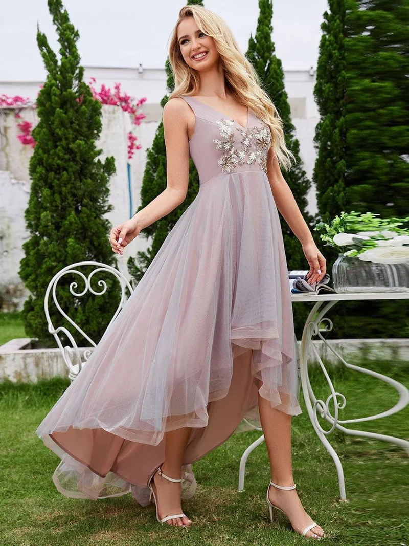 Robe de soirée en tulle avec appliques brodées sans manches col en V coupe haute et basse