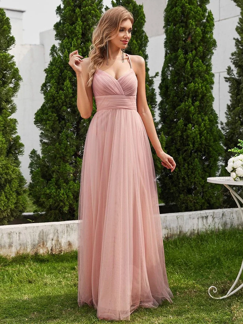 Robe de demoiselle d'honneur en tulle plissée sans manches à col en V et bretelles croisées au dos en dentelle