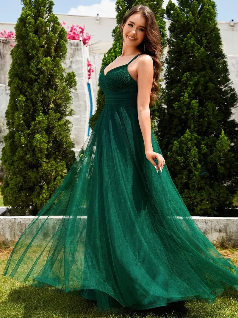 Robe de demoiselle d'honneur en tulle plissée sans manches à col en V et bretelles croisées au dos en dentelle