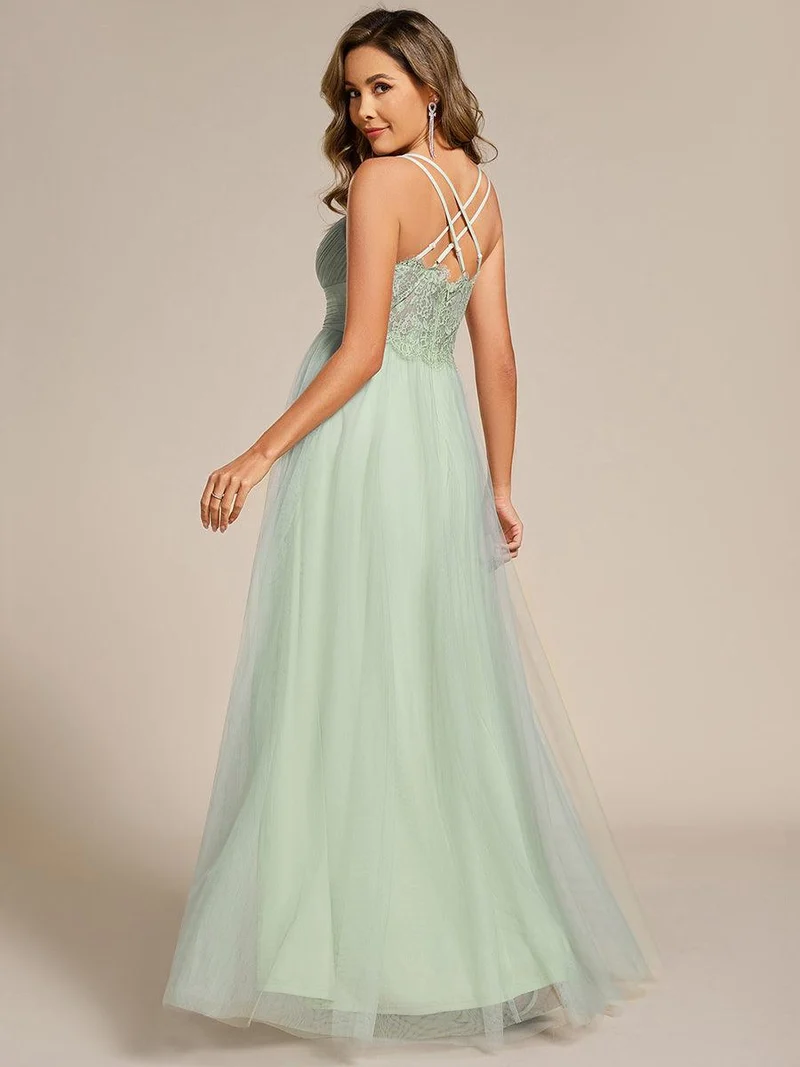 Robe de demoiselle d'honneur en tulle plissée sans manches à col en V et bretelles croisées au dos en dentelle