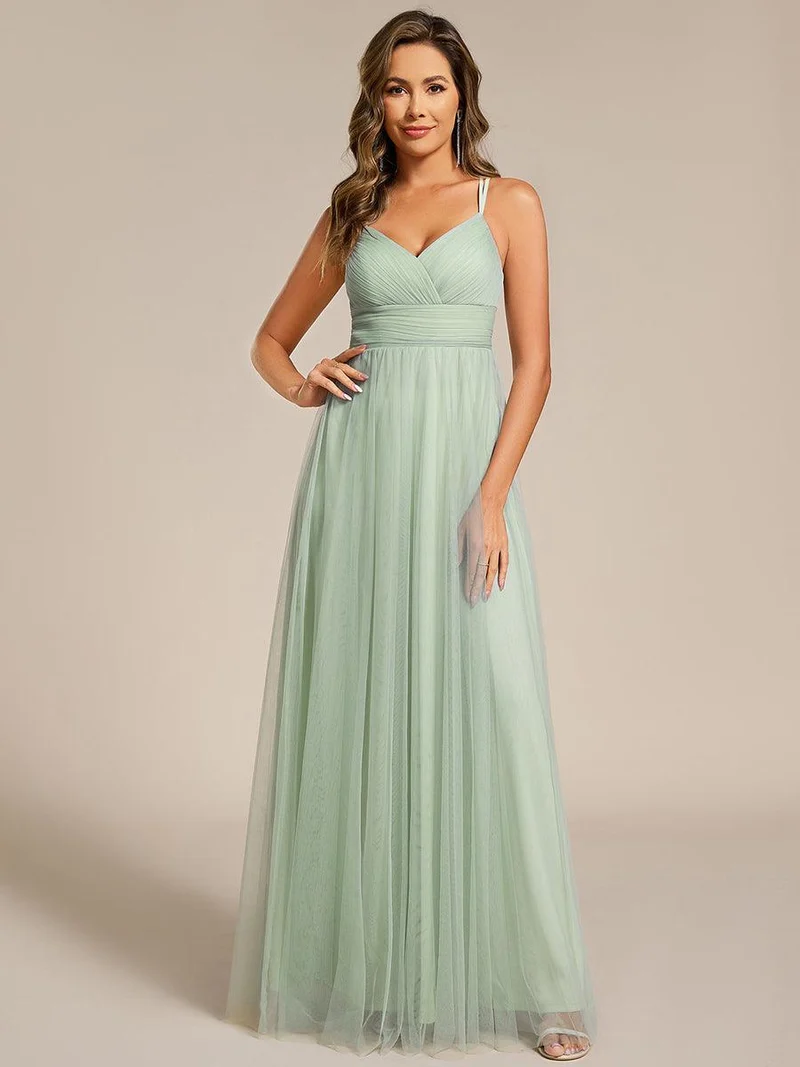 Robe de demoiselle d'honneur en tulle plissée sans manches à col en V et bretelles croisées au dos en dentelle