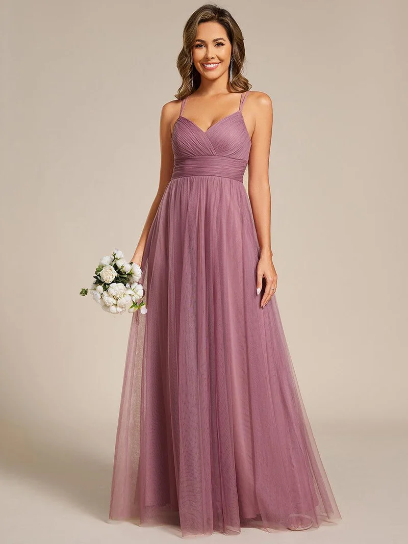 Robe de demoiselle d'honneur en tulle plissée sans manches à col en V et bretelles croisées au dos en dentelle
