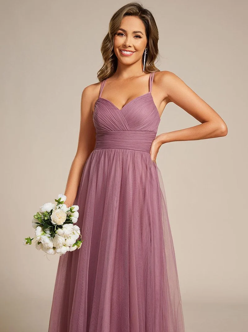 Robe de demoiselle d'honneur en tulle plissée sans manches à col en V et bretelles croisées au dos en dentelle