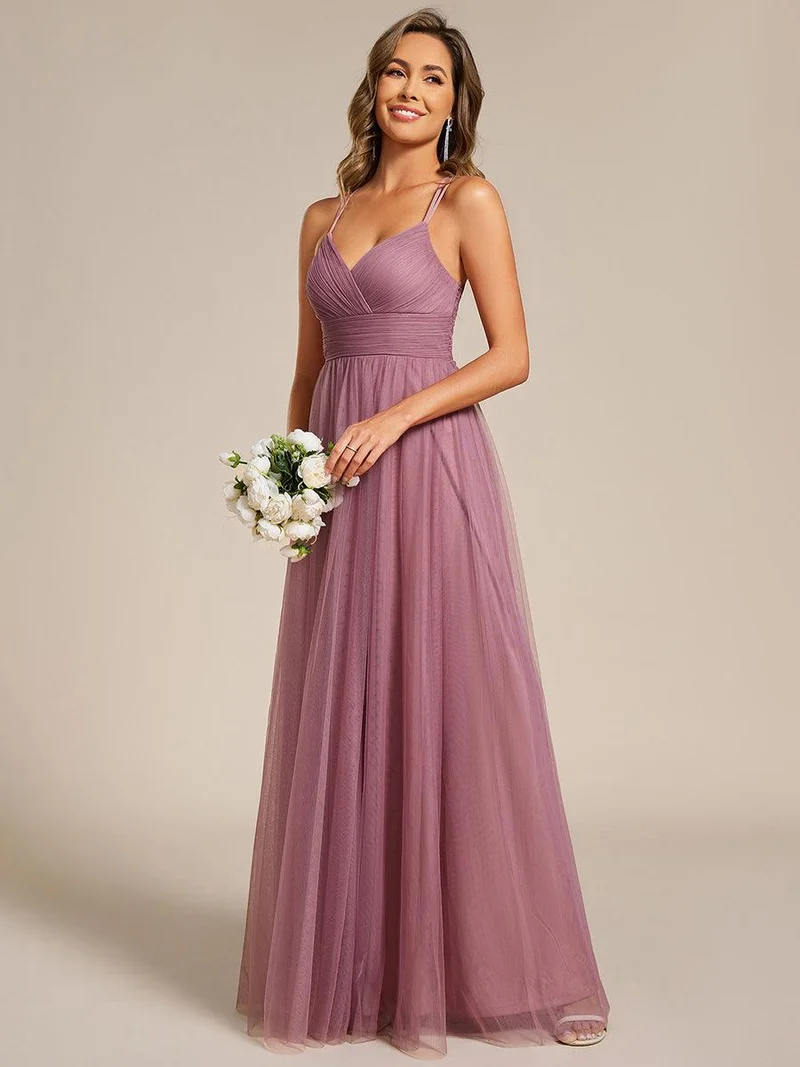 Robe de demoiselle d'honneur en tulle plissée sans manches à col en V et bretelles croisées au dos en dentelle
