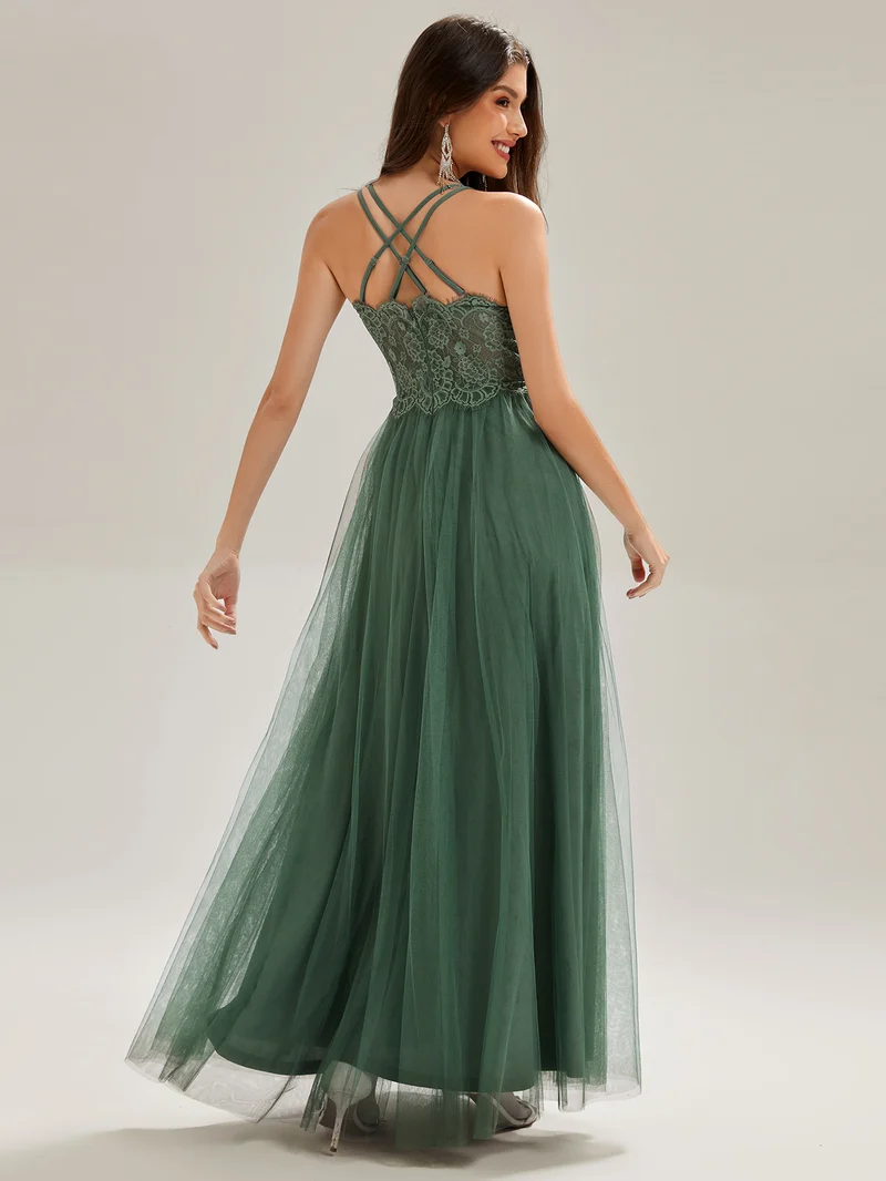 Robe de demoiselle d'honneur en tulle plissée sans manches à col en V et bretelles croisées au dos en dentelle