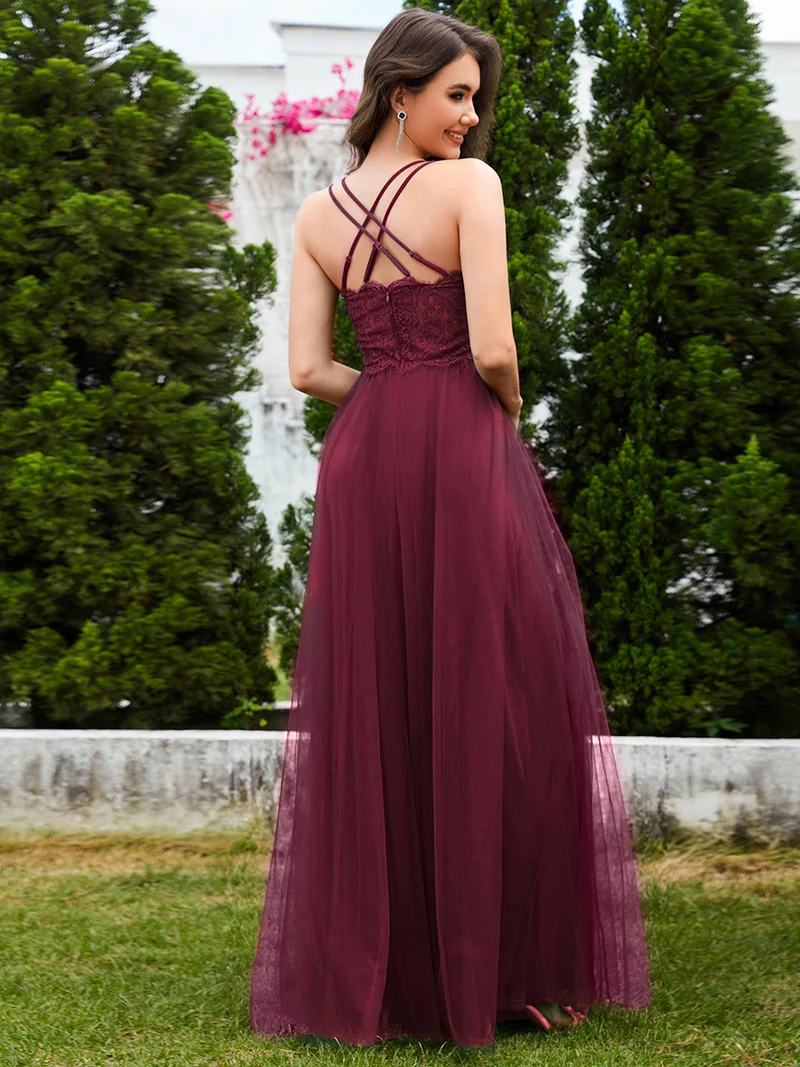 Robe de demoiselle d'honneur en tulle plissée sans manches à col en V et bretelles croisées au dos en dentelle