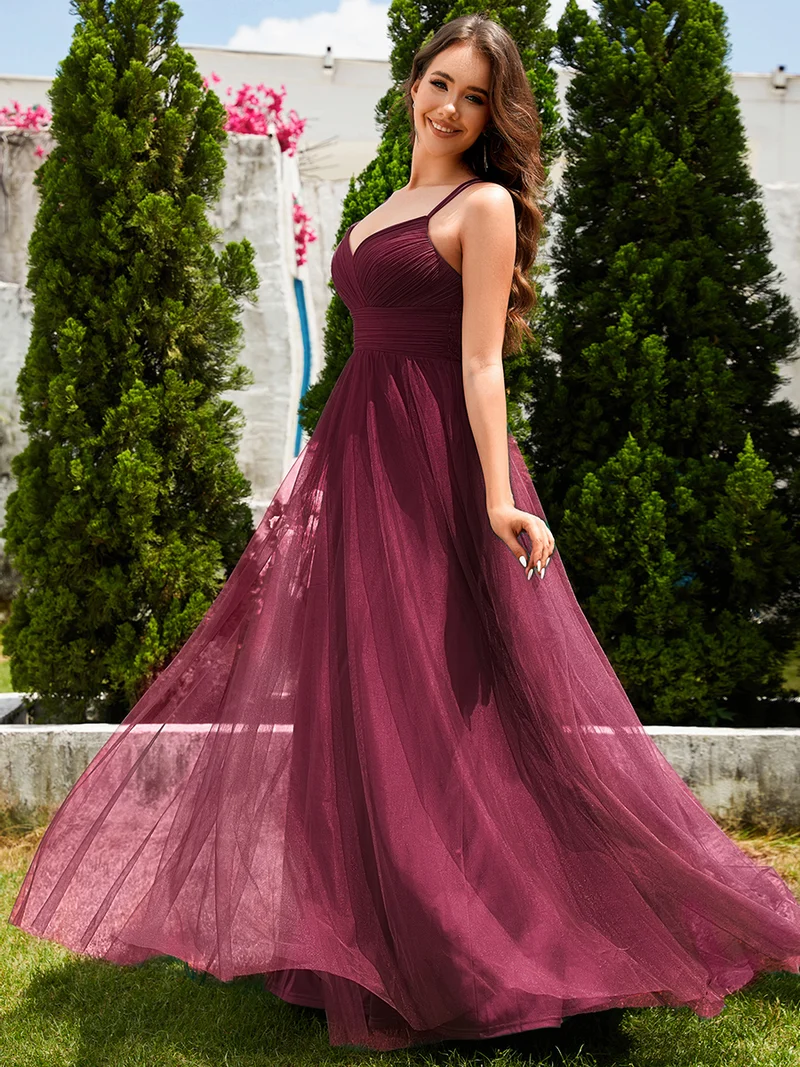 Robe de demoiselle d'honneur en tulle plissée sans manches à col en V et bretelles croisées au dos en dentelle