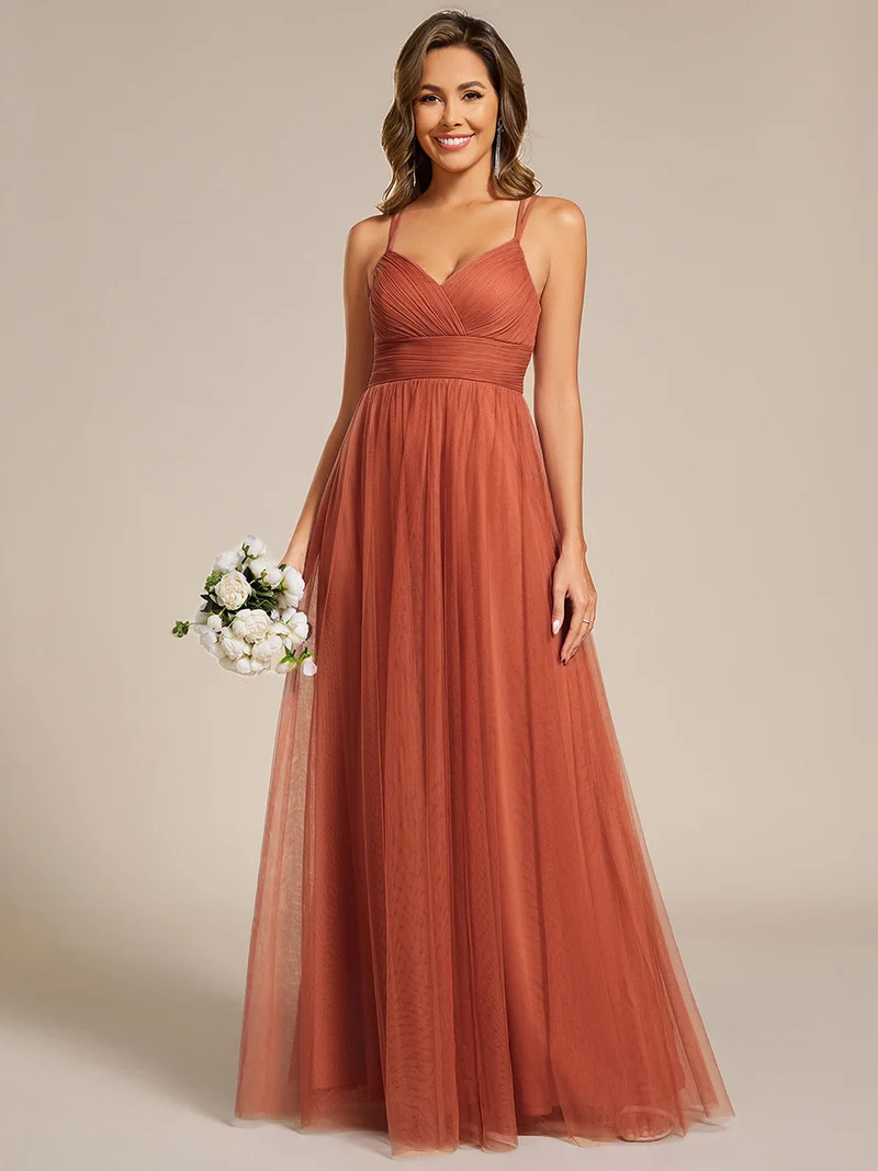 Robe de demoiselle d'honneur en tulle plissée sans manches à col en V et bretelles croisées au dos en dentelle