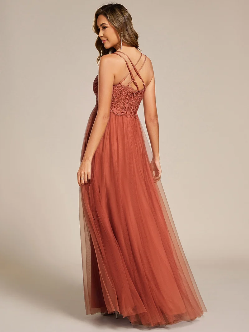 Robe de demoiselle d'honneur en tulle plissée sans manches à col en V et bretelles croisées au dos en dentelle