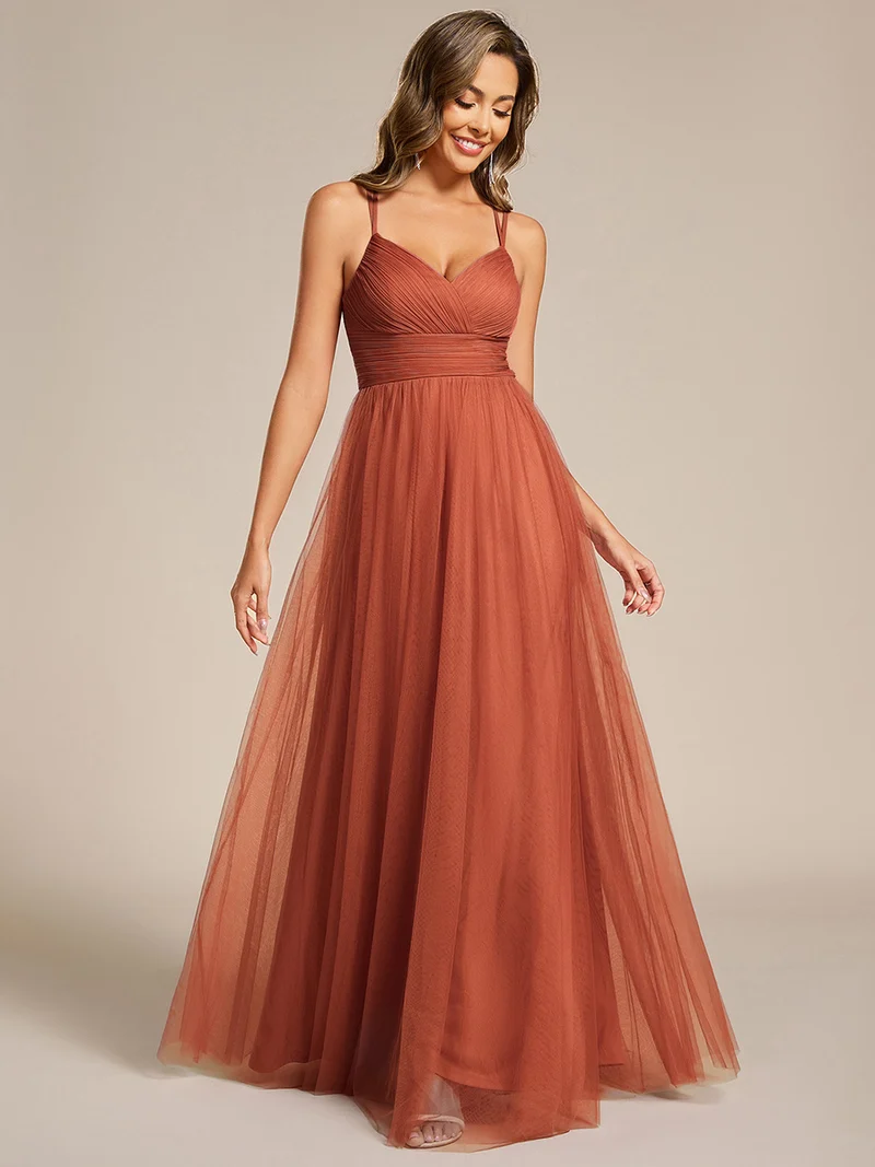 Robe de demoiselle d'honneur en tulle plissée sans manches à col en V et bretelles croisées au dos en dentelle