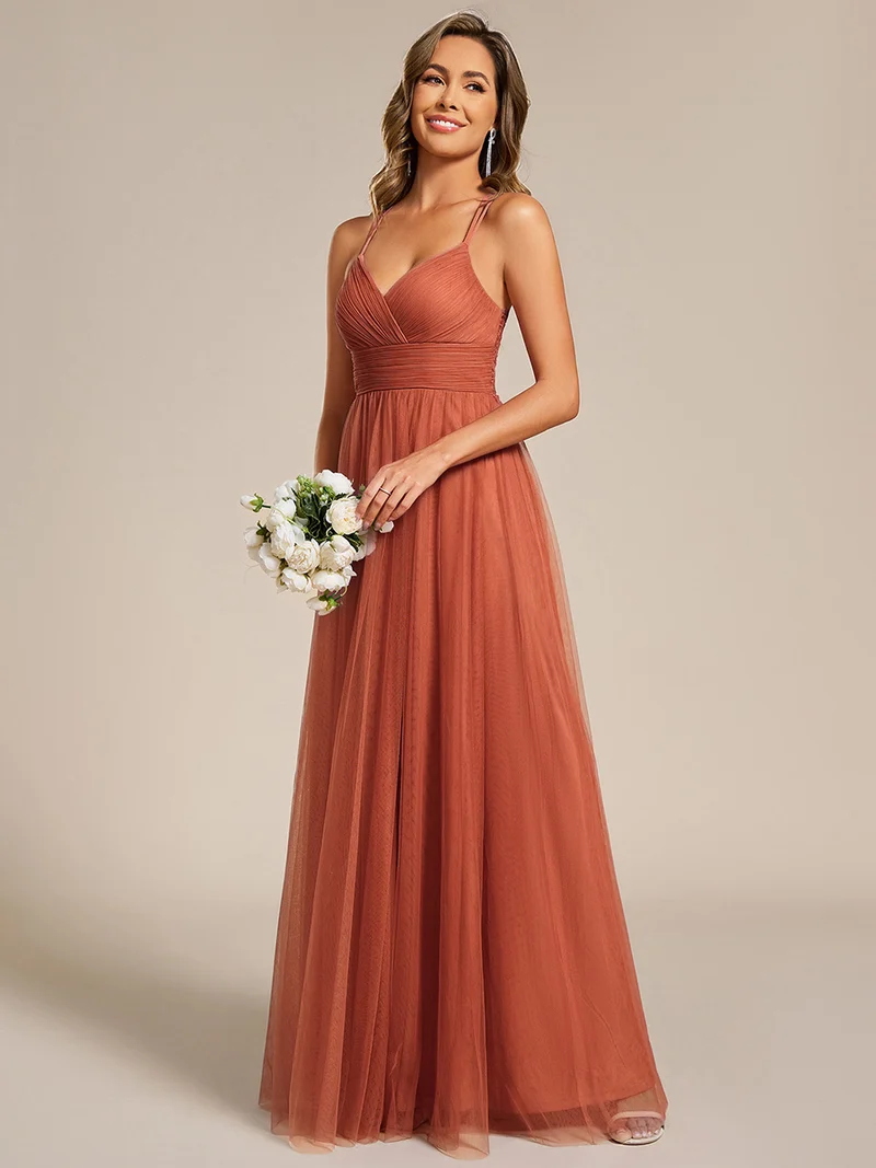 Robe de demoiselle d'honneur en tulle plissée sans manches à col en V et bretelles croisées au dos en dentelle