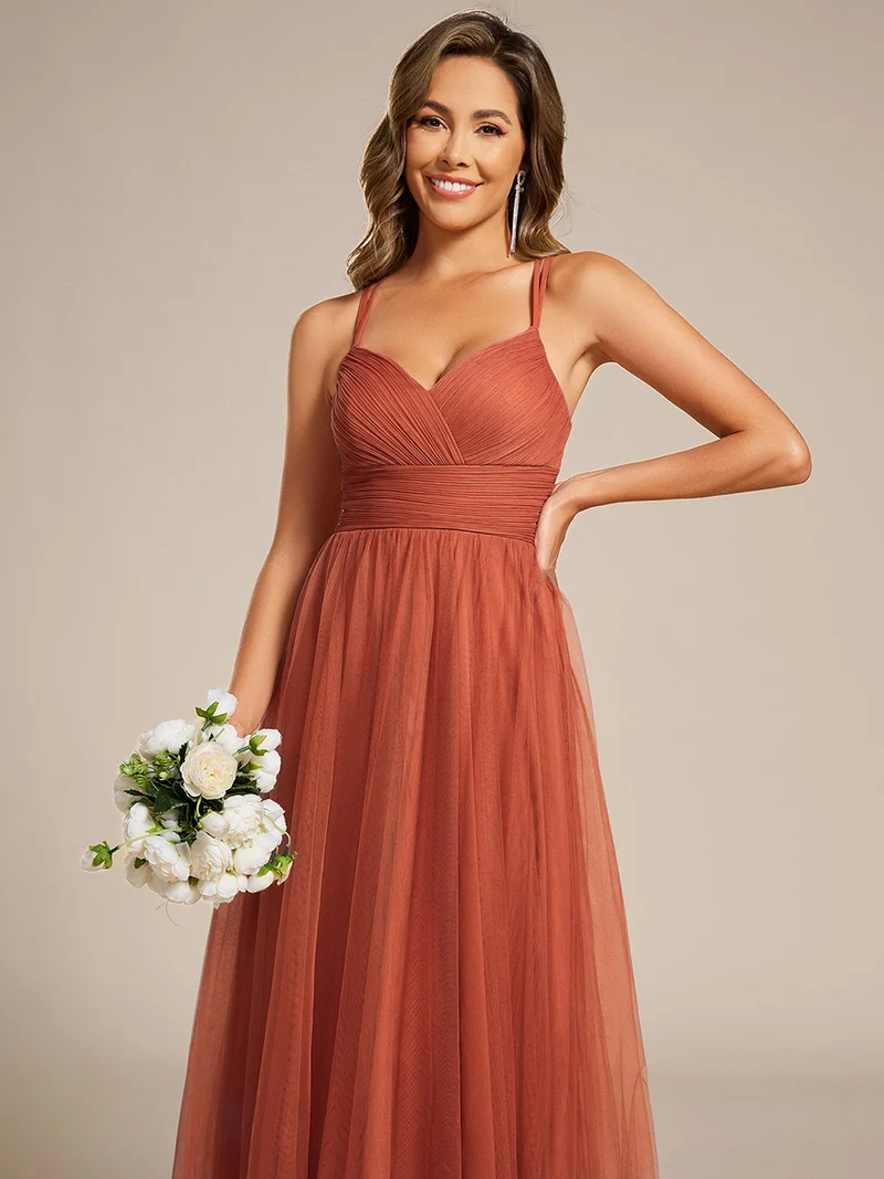 Robe de demoiselle d'honneur en tulle plissée sans manches à col en V et bretelles croisées au dos en dentelle