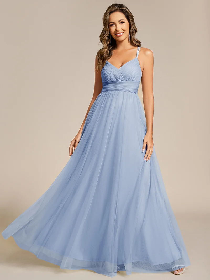 Robe de demoiselle d'honneur en tulle plissée sans manches à col en V et bretelles croisées au dos en dentelle