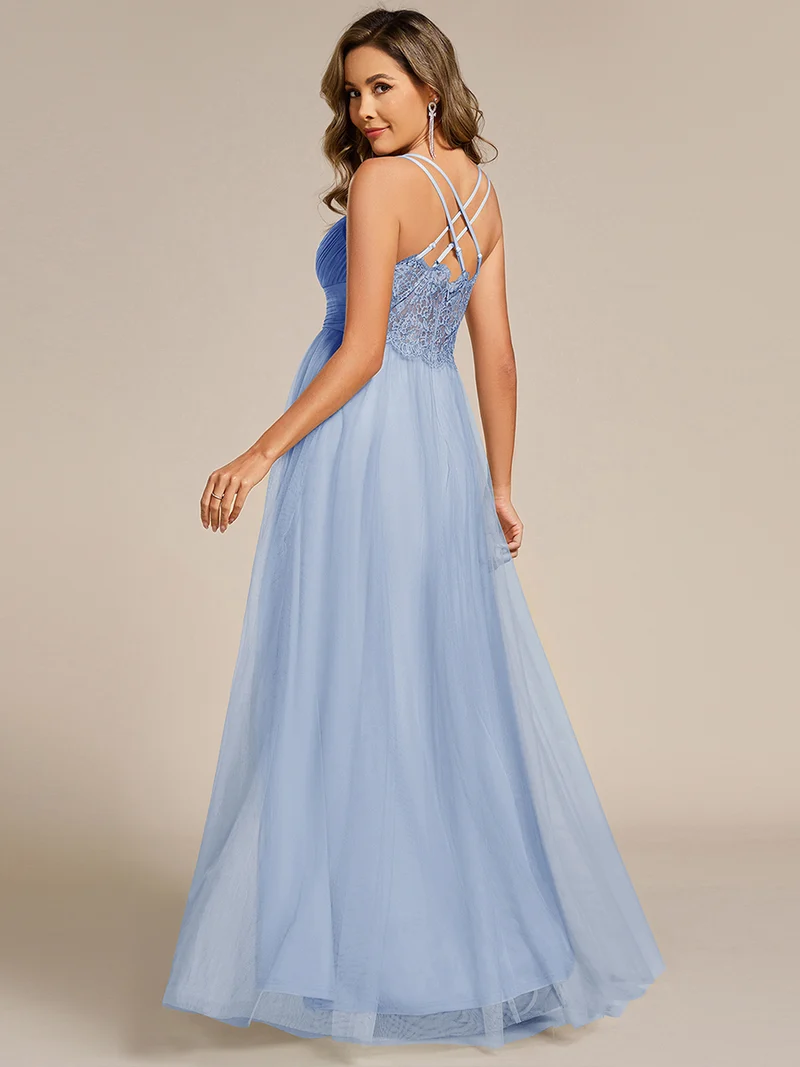 Robe de demoiselle d'honneur en tulle plissée sans manches à col en V et bretelles croisées au dos en dentelle
