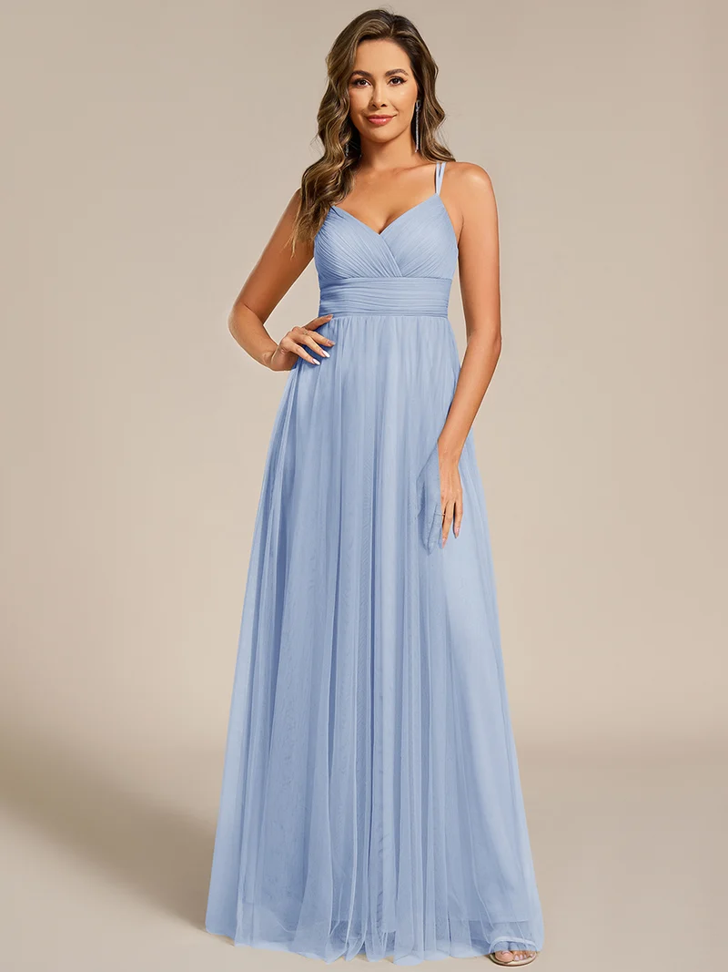 Robe de demoiselle d'honneur en tulle plissée sans manches à col en V et bretelles croisées au dos en dentelle