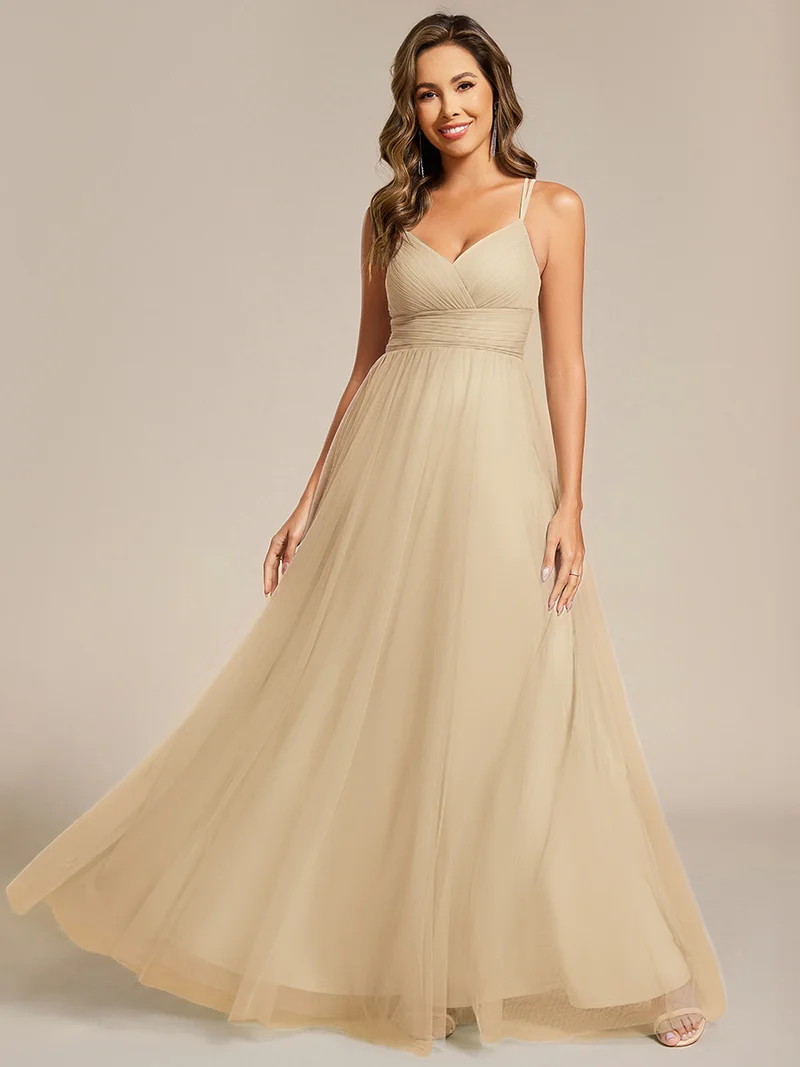 Robe de demoiselle d'honneur en tulle plissée sans manches à col en V et bretelles croisées au dos en dentelle