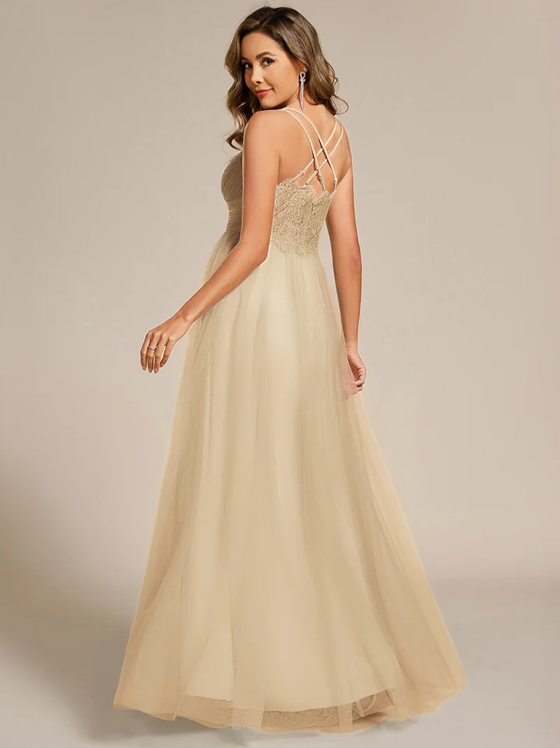 Robe de demoiselle d'honneur en tulle plissée sans manches à col en V et bretelles croisées au dos en dentelle