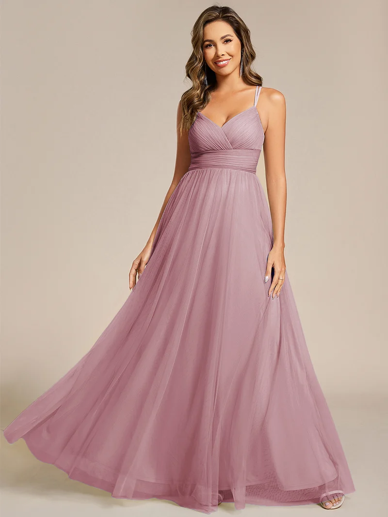 Robe de demoiselle d'honneur en tulle plissée sans manches à col en V et bretelles croisées au dos en dentelle