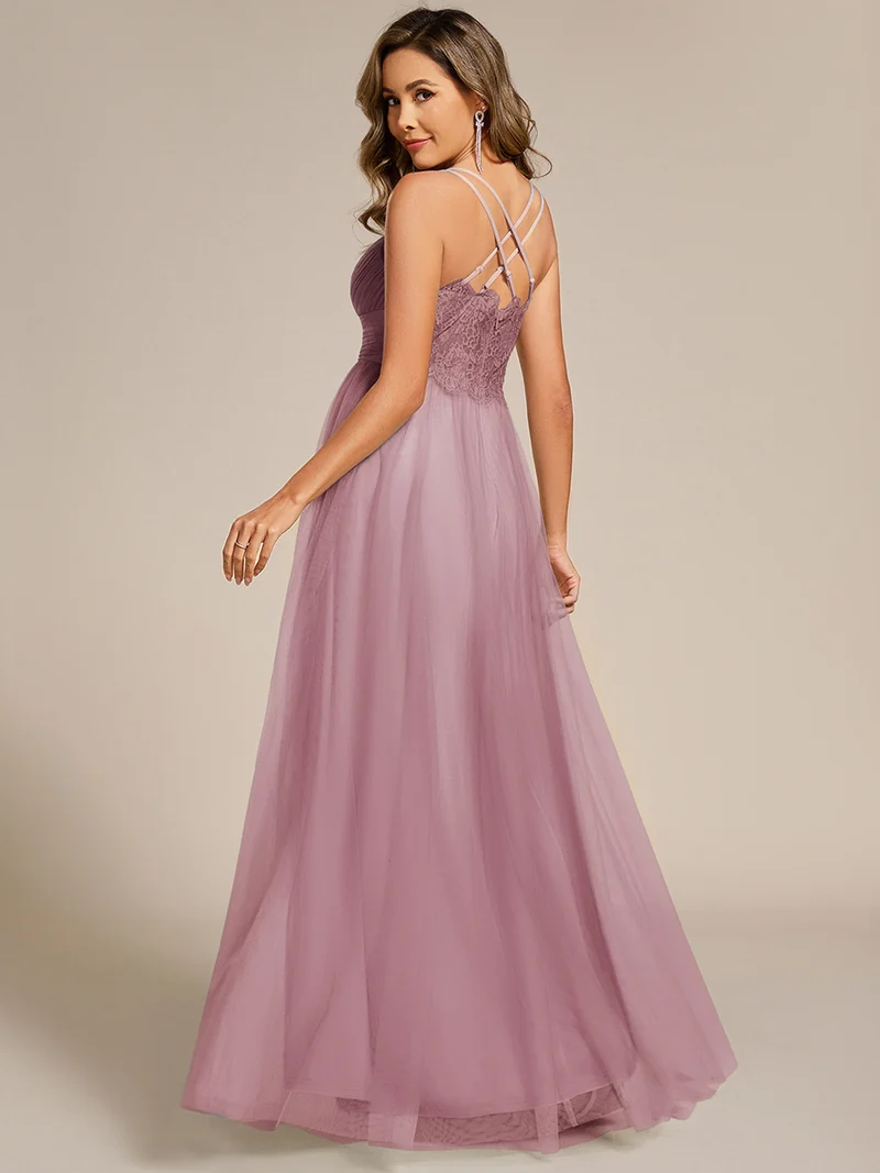 Robe de demoiselle d'honneur en tulle plissée sans manches à col en V et bretelles croisées au dos en dentelle