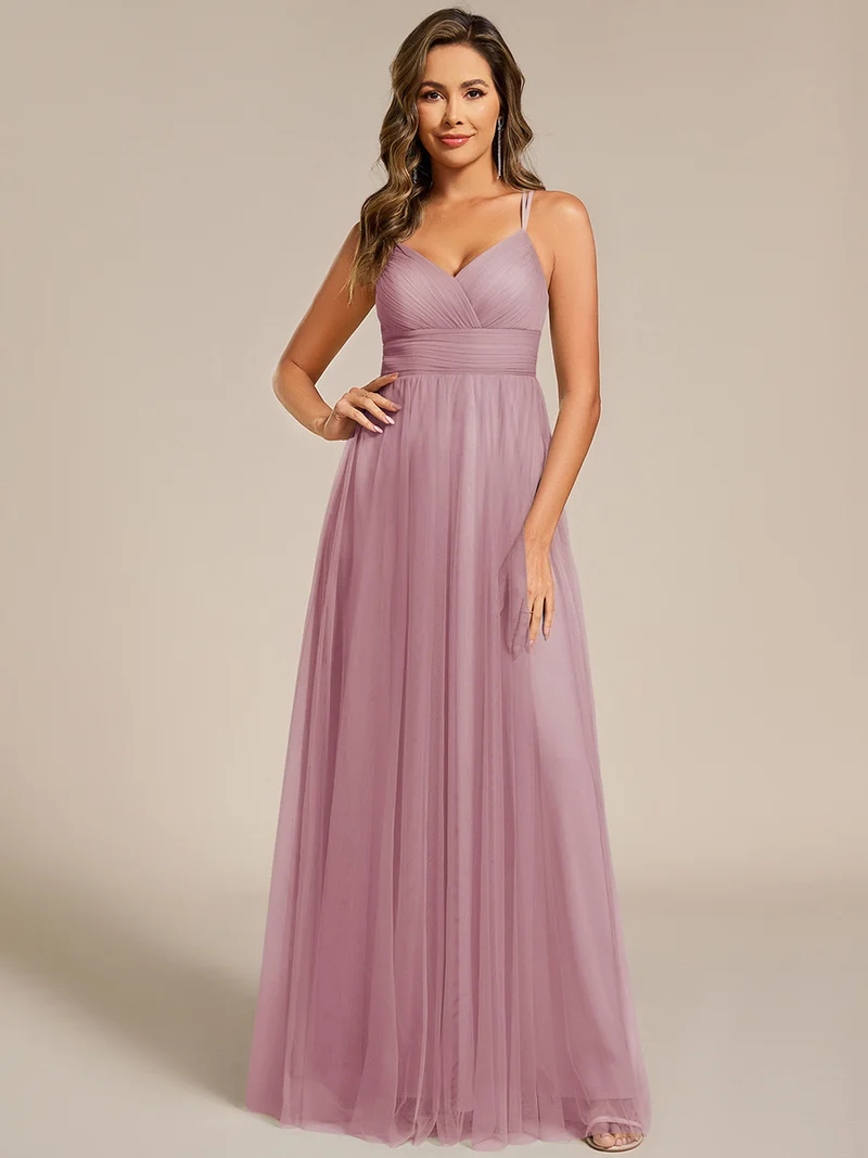 Robe de demoiselle d'honneur en tulle plissée sans manches à col en V et bretelles croisées au dos en dentelle