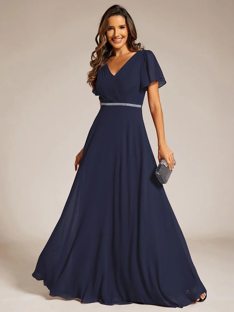 Robe de soirée plissée trapèze en mousseline de soie manches courtes et taille à sequins