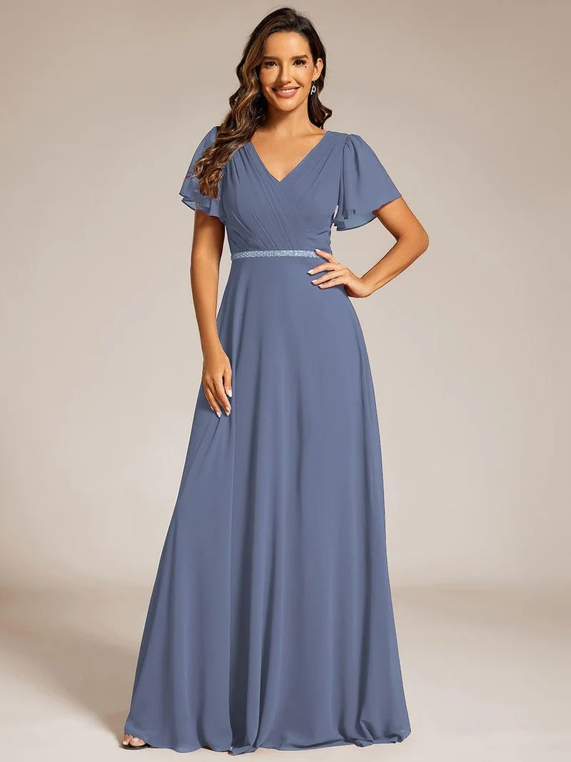 Robe de soirée plissée trapèze en mousseline de soie manches courtes et taille à sequins