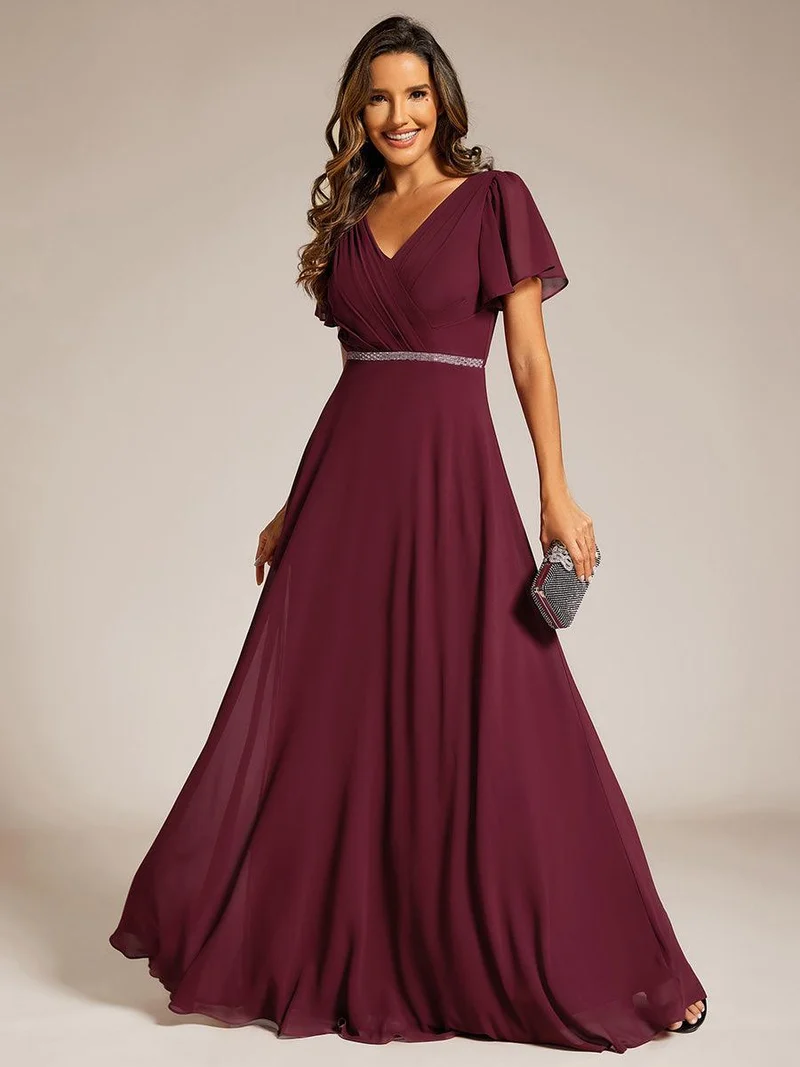 Robe de soirée plissée trapèze en mousseline de soie manches courtes et taille à sequins