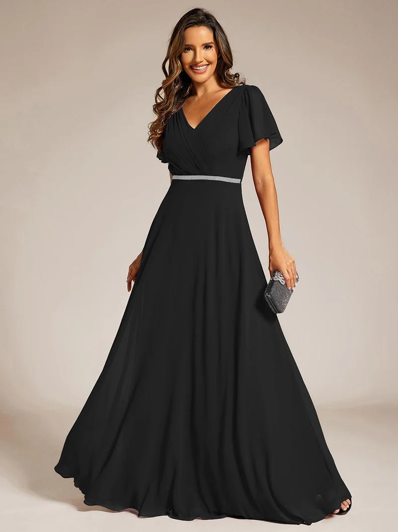 Robe de soirée plissée trapèze en mousseline de soie manches courtes et taille à sequins