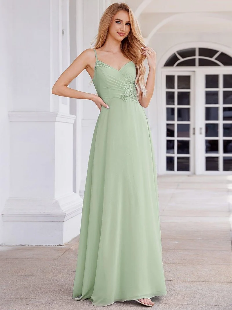 Robe de demoiselle d'honneur chic plissée à col en V et sans manches à la taille appliquée