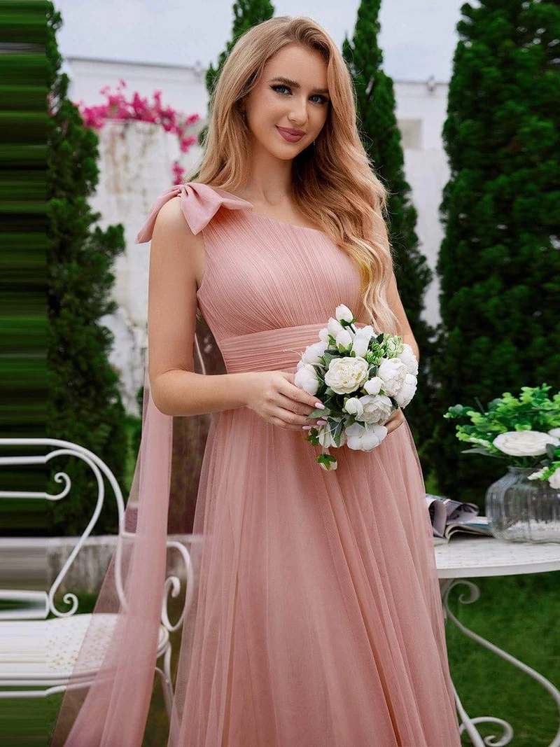 Robe de demoiselle d'honneur trapèze en tulle romantique avec une épaule et un nœud papillon