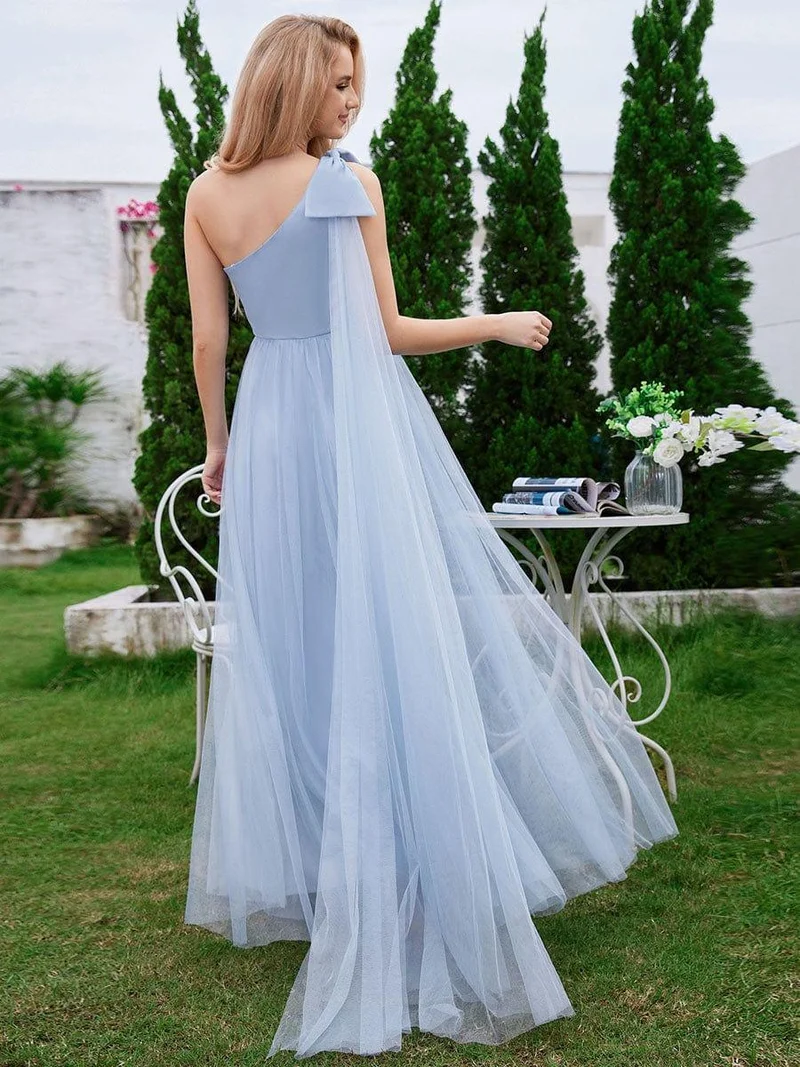 Robe de demoiselle d'honneur trapèze en tulle romantique avec une épaule et un nœud papillon