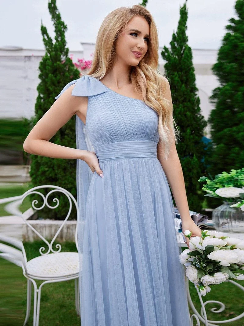 Robe de demoiselle d'honneur trapèze en tulle romantique avec une épaule et un nœud papillon