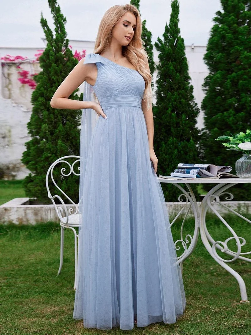 Robe de demoiselle d'honneur trapèze en tulle romantique avec une épaule et un nœud papillon
