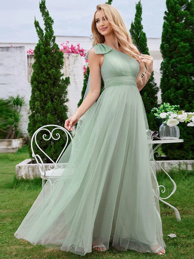 Robe de demoiselle d'honneur trapèze en tulle romantique avec une épaule et un nœud papillon