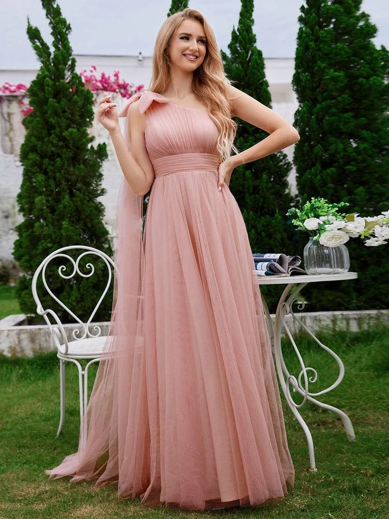 Robe de demoiselle d'honneur trapèze en tulle romantique avec une épaule et un nœud papillon