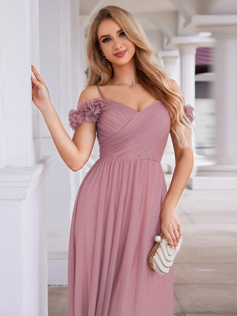 Robe de soirée plissée étincelante à col en V et épaules dénudées avec détails floraux